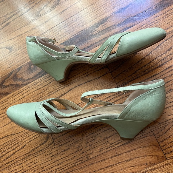 BC t-strap kitten heels in size 9.5 - Picture 5 of 7